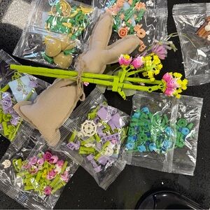 5 Random Pack Lot of Buildable flowers